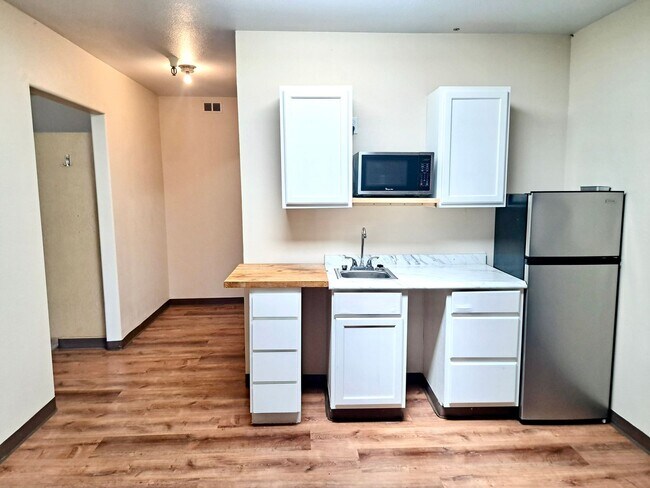 Foto del edificio - UNDER NEW MANAGEMENT: Accessible Studio w/ Laminate Floors! All-Inclusive "One Bill" Living, Free...