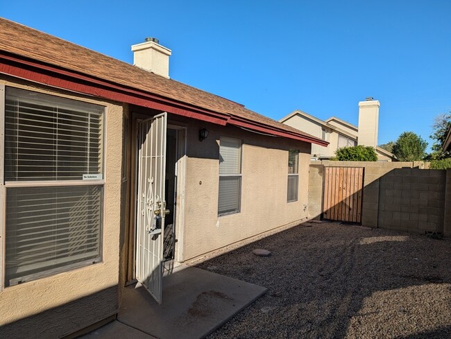 Foto del edificio - Remodeled Glendale Home With Garage