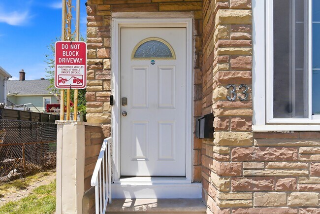 Entrada - 33 Lafayette St
