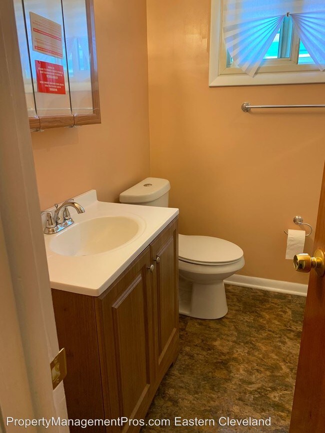 Building Photo - 3 br, 1.5 bath House - 16712 Meadowvale Ave