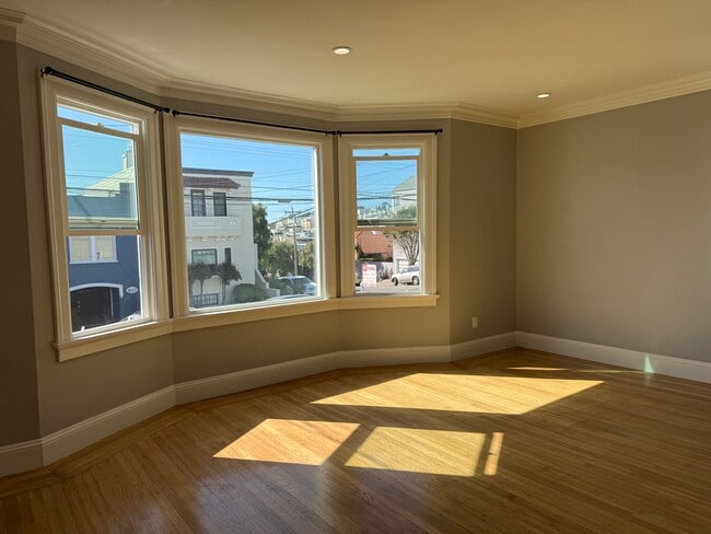 Building Photo - 806 42nd Ave