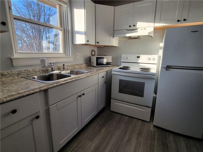 Foto del edificio - 70 Carroll Ave