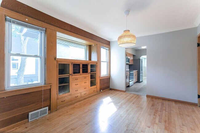 Foto del edificio - Updated 5 bedroom 2 bath single family house