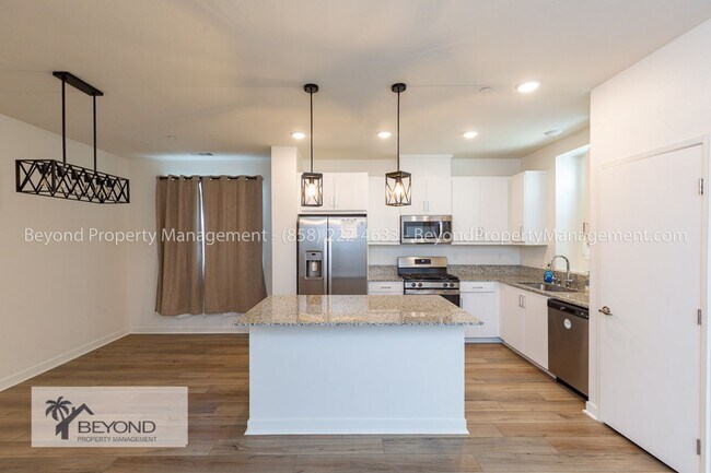 Foto del edificio - OTAY MESA !!!TRI LEVEL PERFECTION 2 BED/2....