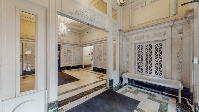 Lobby - Weissinger-Gaulbert Apartments