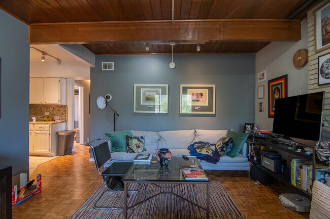 Building Photo - 4334 N Clarendon Ave
