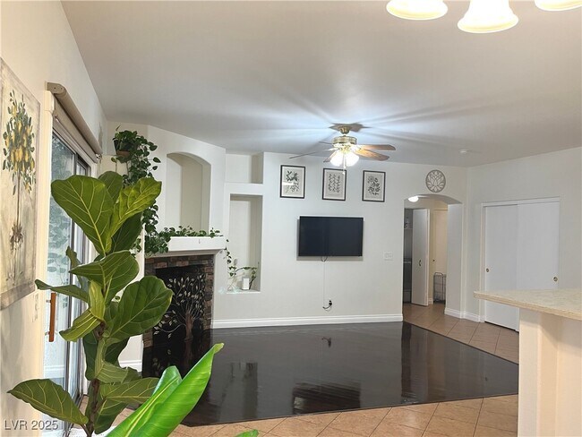 Foto del edificio - 6201 E Lake Mead Blvd