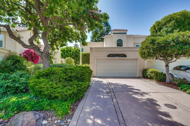 Building Photo - Beautiful and spacious 3 bedroom 2.5 bath ...