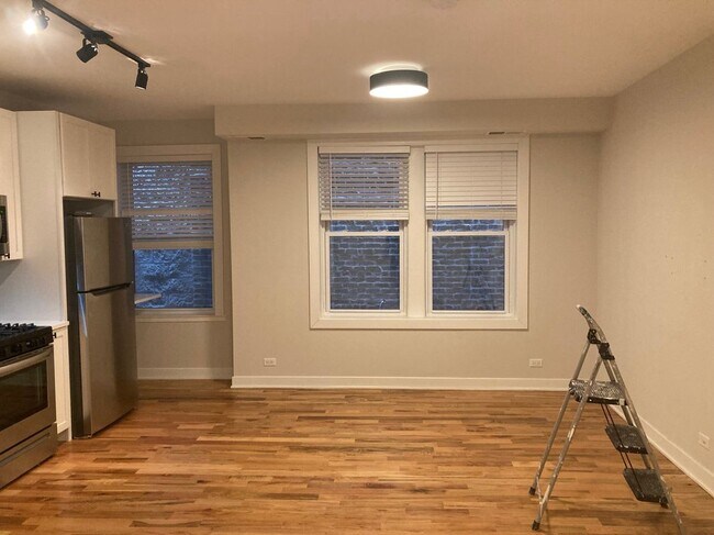 Foto del edificio - 656 W Wrightwood Ave