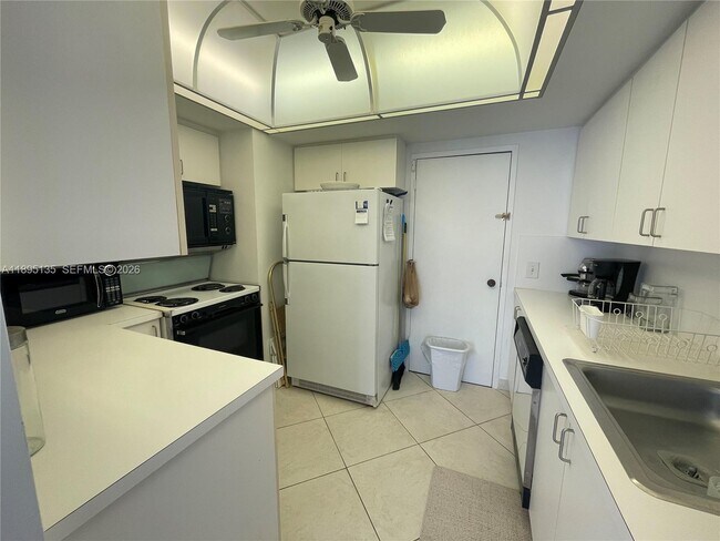 Building Photo - 3505 S Ocean Dr