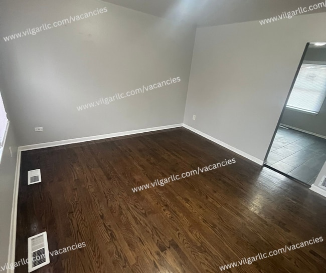 Foto del edificio - 3 Large Bedrooms • 1 Bathroom home in Gary...