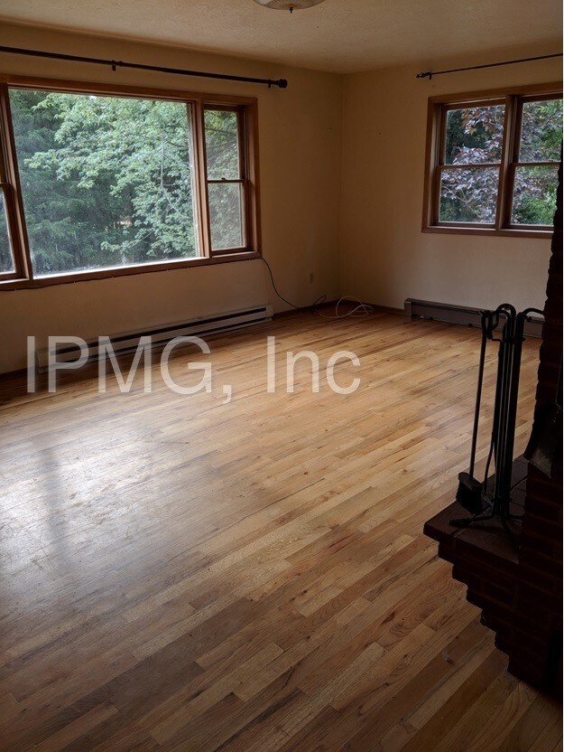 Building Photo - Country Living, Minutes from Salem!