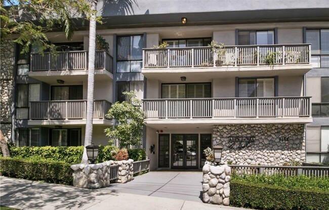 Gated Entry - 1134 Alta Loma Rd