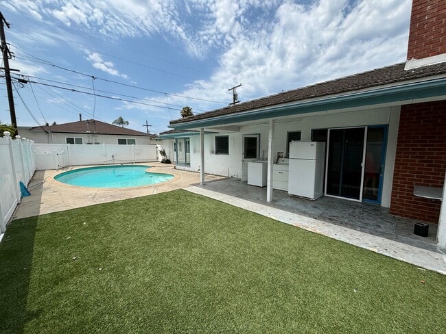 Building Photo - 5685 Dorothy Way