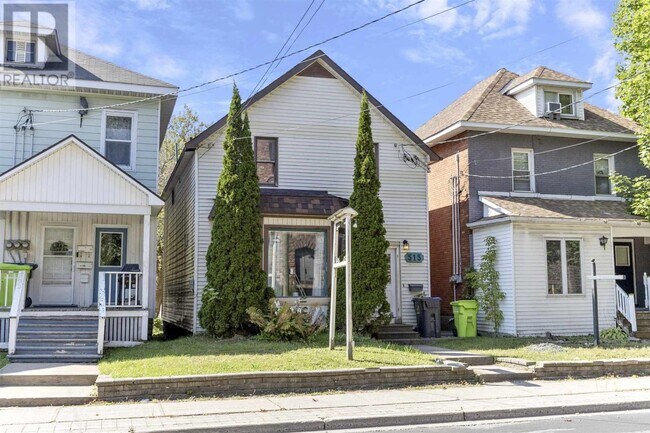 Photo du bâtiment - $1,549 Inclusive of Utilities! 3-Bedroom Unit | Updated & Ready!