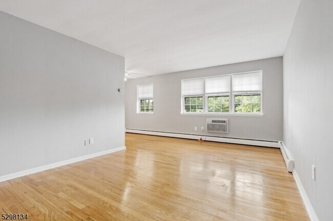 Building Photo - 138 Roseland Ave