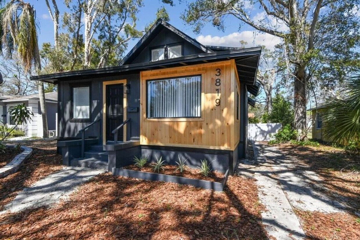 Foto principal - Housing Voucher Accepted: Charming 4-Bedroom Home in Saint Petersburg