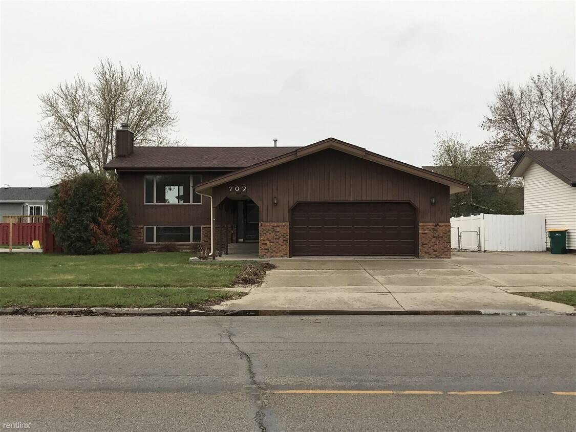 Primary Photo - 4 br, 2 bath House - 707 E Wachter Ave