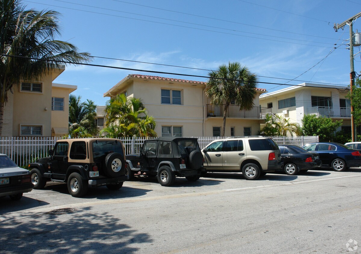 Building Photo - 920-930 Bay Dr