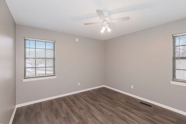 Foto del edificio - 717 SE Shawn Dr