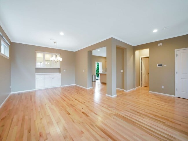 Building Photo - 3 Bed and 2.5 Bath Stunning Single-family ...
