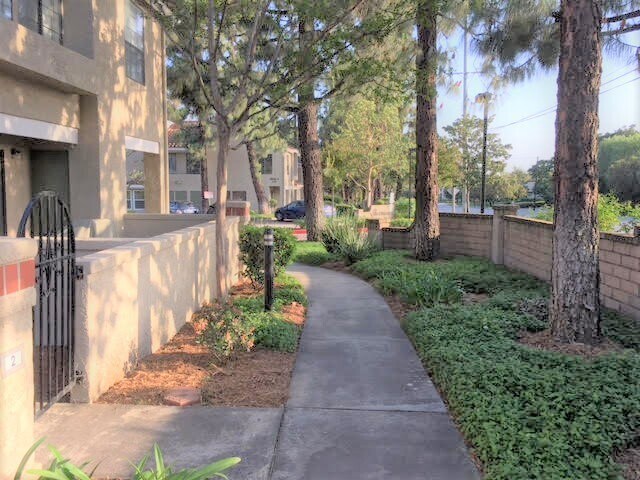 Foto del edificio - 8167 Vineyard Ave