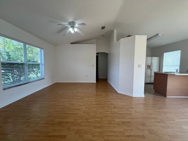Building Photo - Super Cute 3 Bedroom 2 Bath in Great Locat...