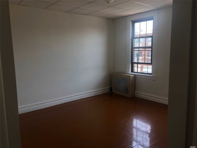 Foto del edificio - 57-32 Waldron St