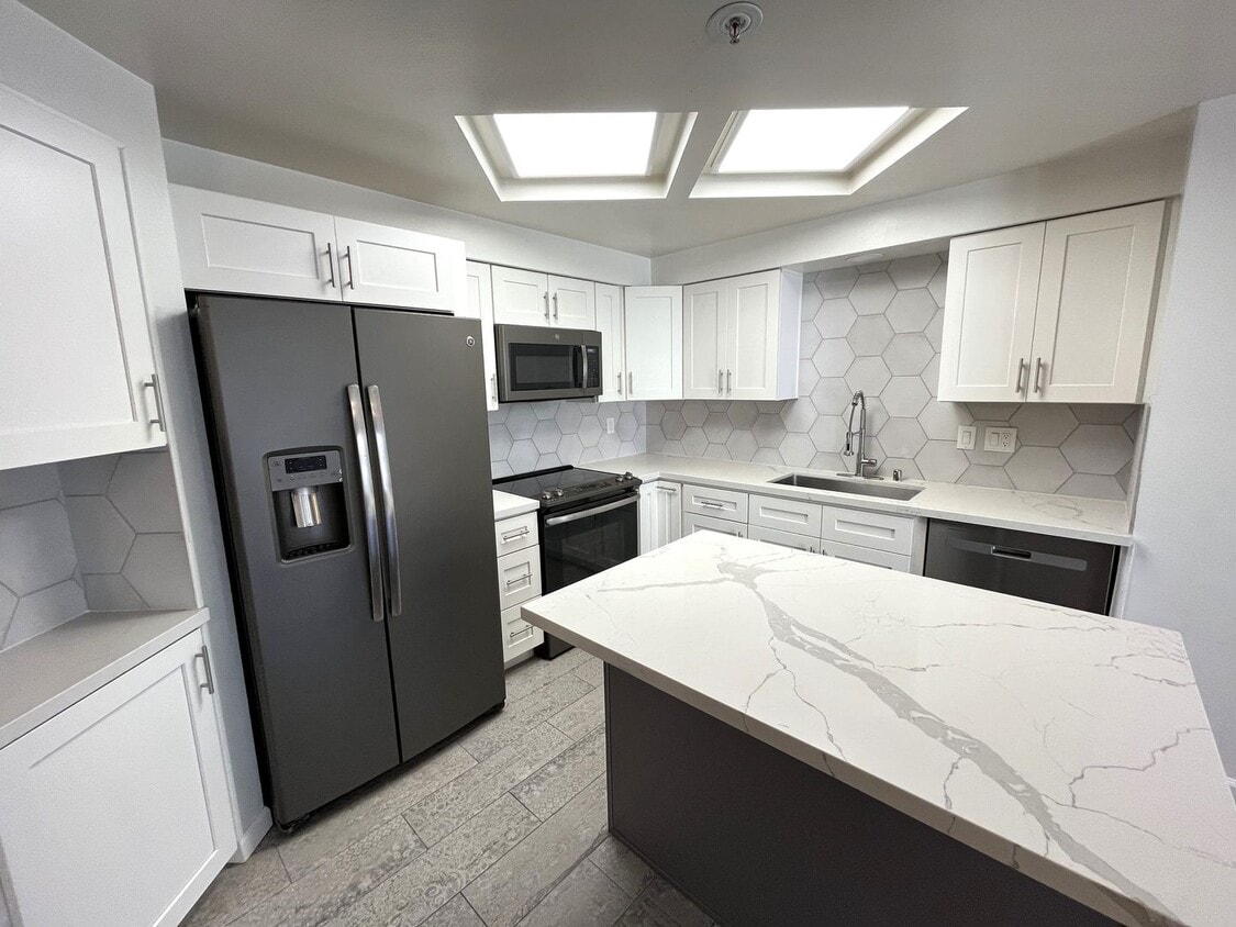 Primary Photo - $1,000 OFF First Month's Rent! 2BR/2BA Dow...