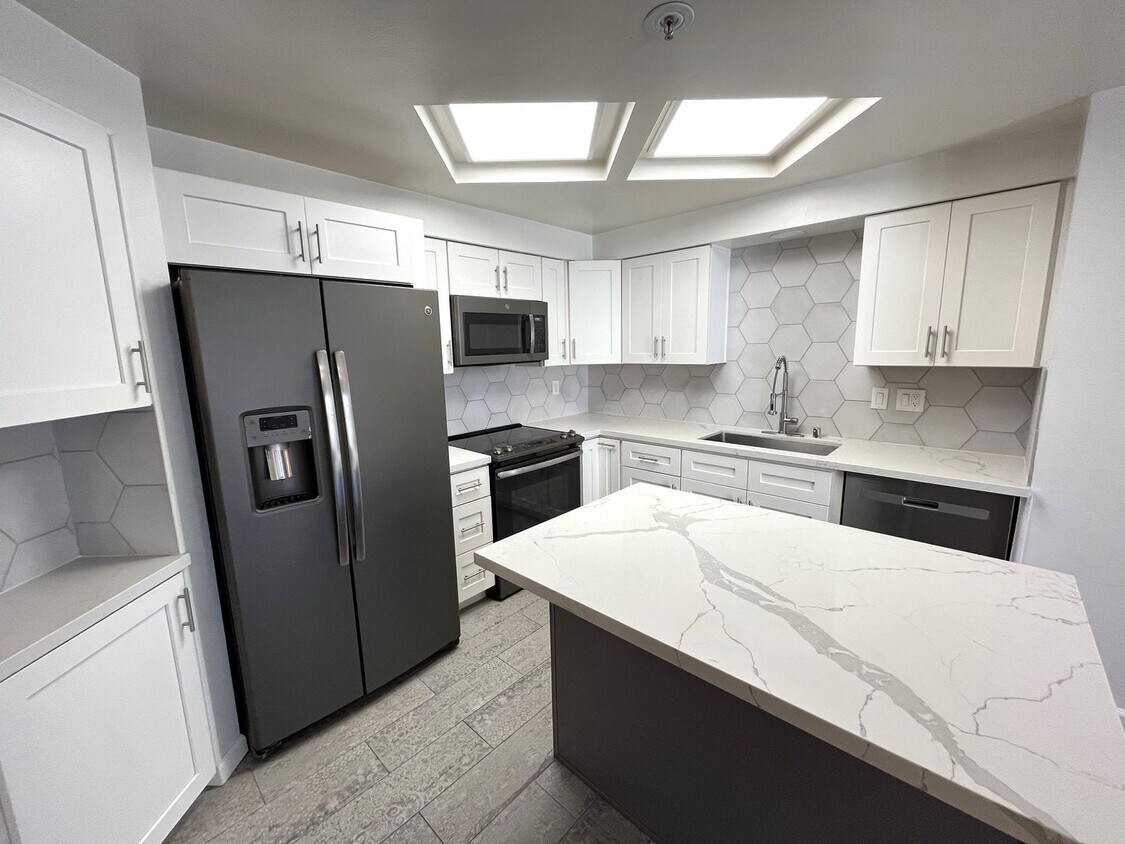 Primary Photo - 2BR/2BA Downtown Marina District Condo - G...