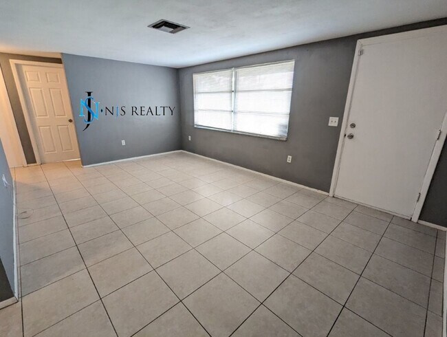Building Photo - Large 1270 Sq. Ft. 3/2/1 tile floors, walk-in-closet, indoor laundry, fenced yard and spacious ki...