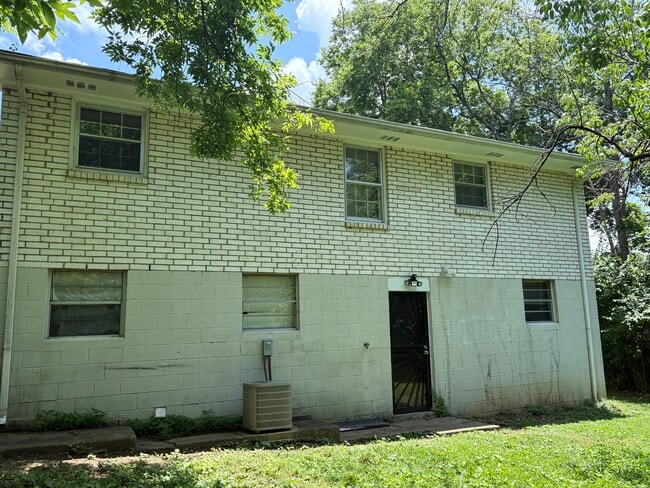 Building Photo - 2602 Oakwood Ave