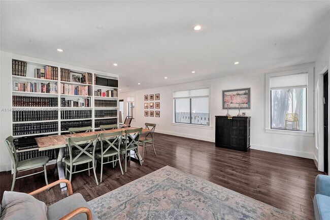 Building Photo - 615 W 42nd St