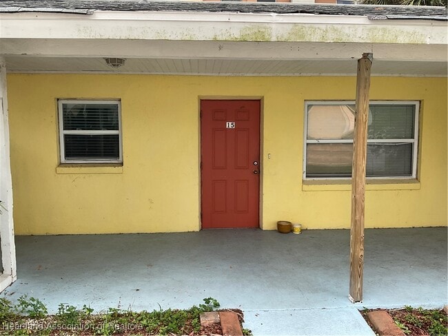 Building Photo - 2121 Lakeview Dr
