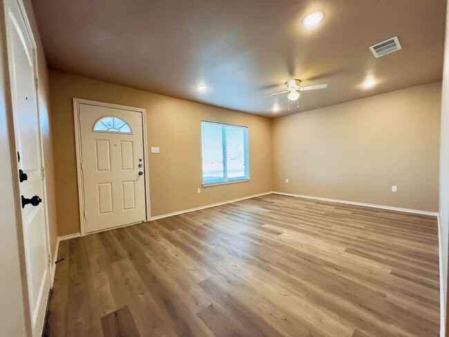 Foto del edificio - MOVE-IN SPECIAL: New 3/2/1 Located in Nort...