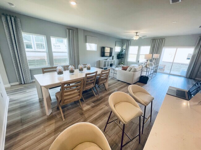 Foto del edificio - 870 Sunny Lake Dr