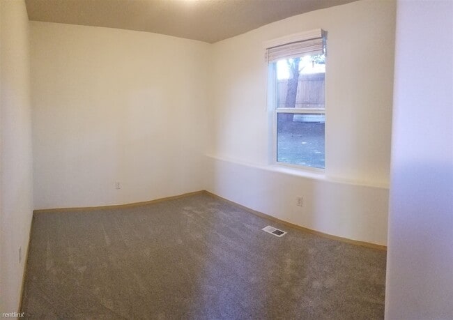 Building Photo - 2 br, 2 bath Townhome - 15800 Northeast Mi...