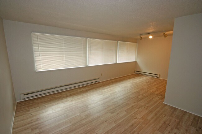 Building Photo - 2 bedroom 1 bath upstairs apartment