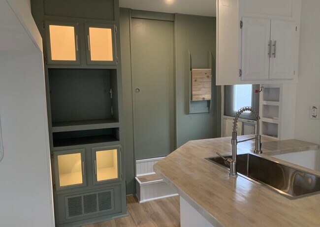 Foto del edificio - 755 Elmhurst Dr