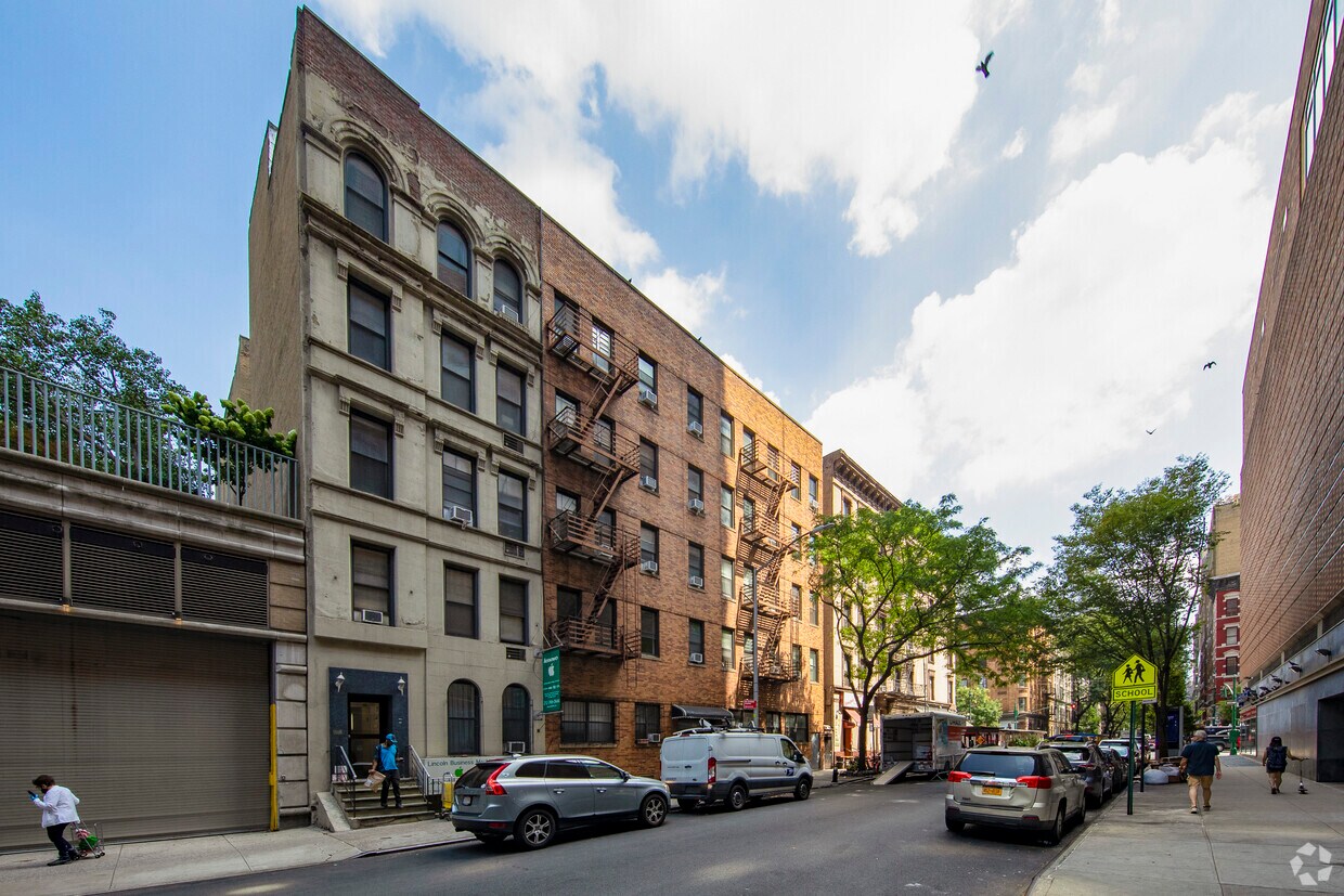 Primary Photo - 107 W 68th St
