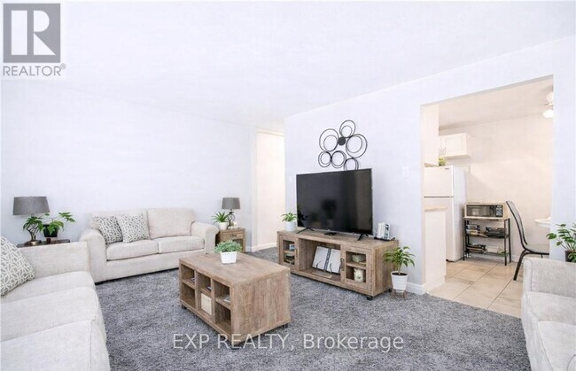 Photo du bâtiment - 527 Parkside Dr