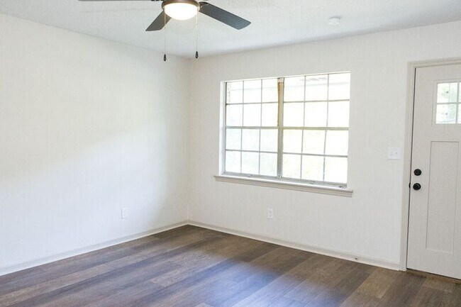 Foto del edificio - 6404 Middle Dr