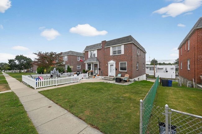 Photo - 3 Bedroom, 1 Bath Smart Fully Furnished To... Townhome