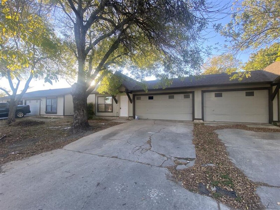 Spacious 3/2 duplex with a garage - Cute 3/2 duplex with a garage