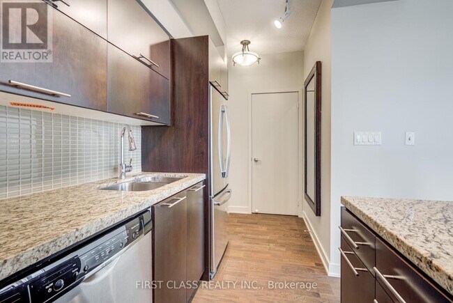 Building Photo - 126 Simcoe St