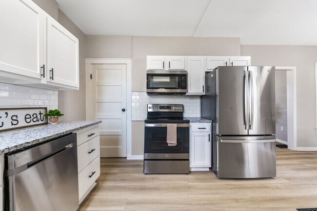 Foto del edificio - Charming 2-Story Home with Modern Updates ...