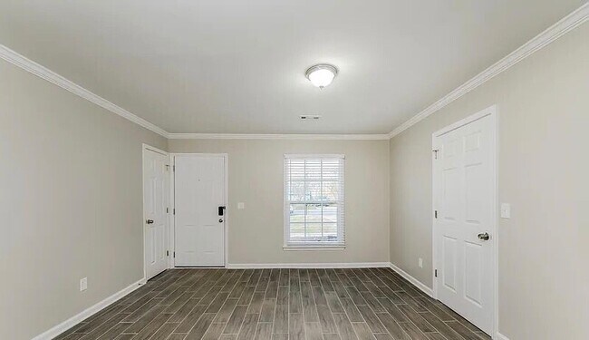 Building Photo - 3200 Colony Dr
