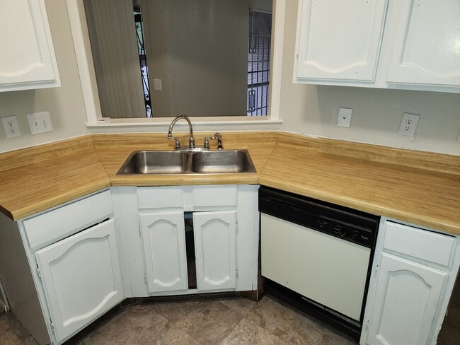 Building Photo - 6824 Oldham