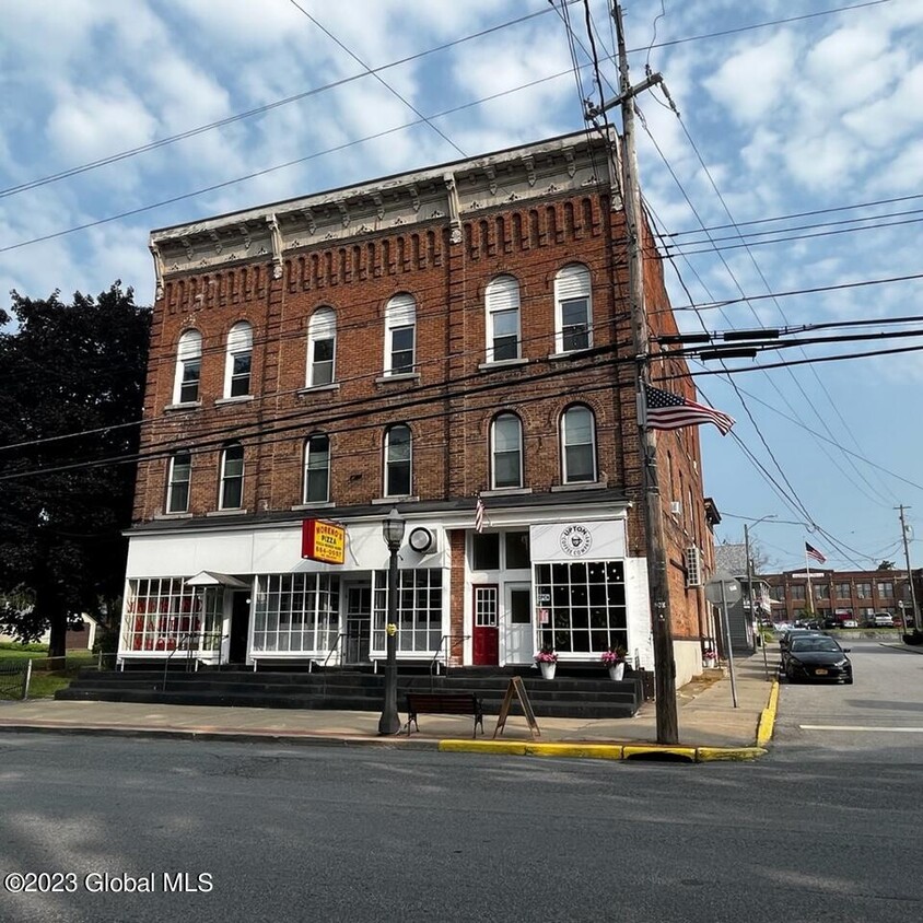 Foto principal - 751 Hudson Ave