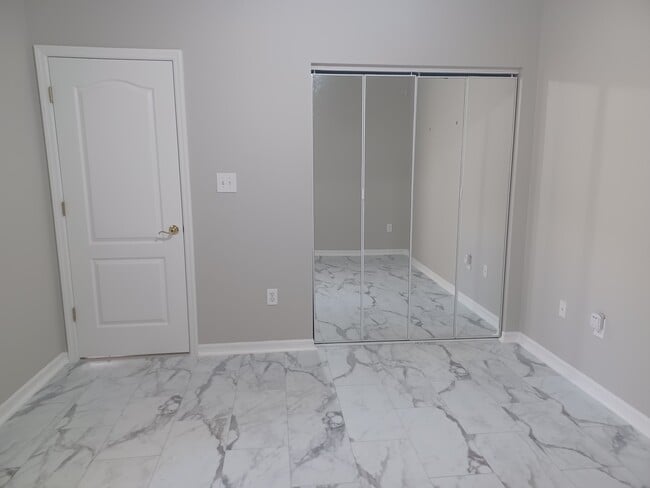 Foto del edificio - 2250 Candlewood Ln E